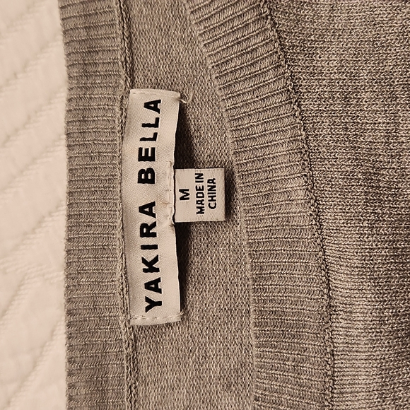 Yakira Bella, fine knit, cropped, bat wing gray sweater, subtle metallic shimmer - Picture 4 of 5